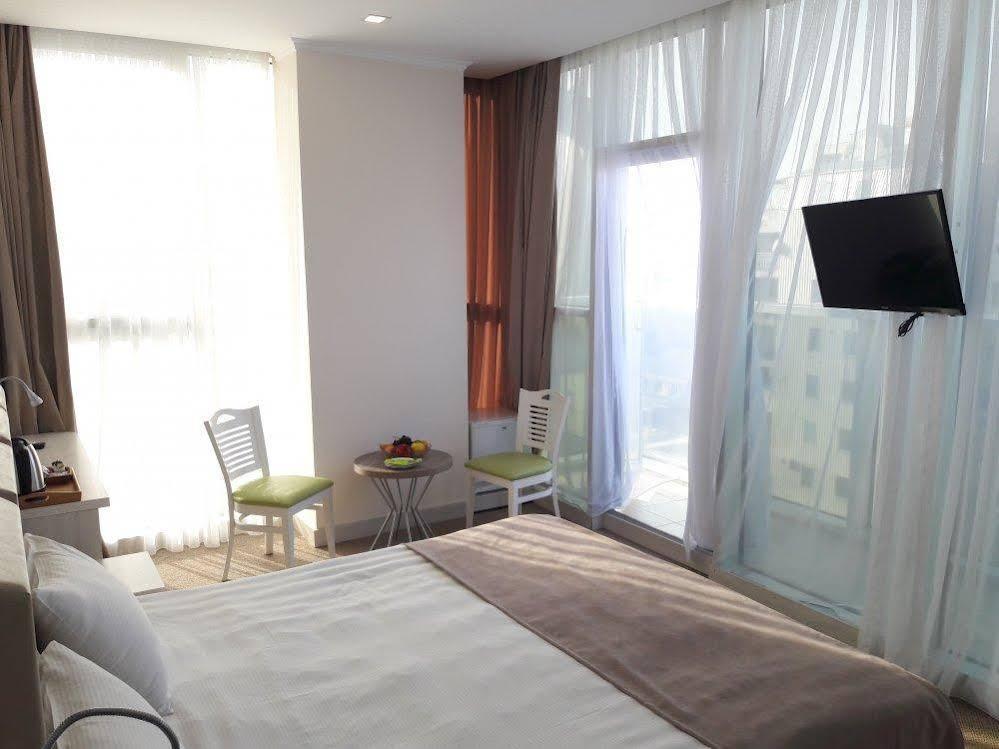 Hotel Green Glass Batumi Esterno foto