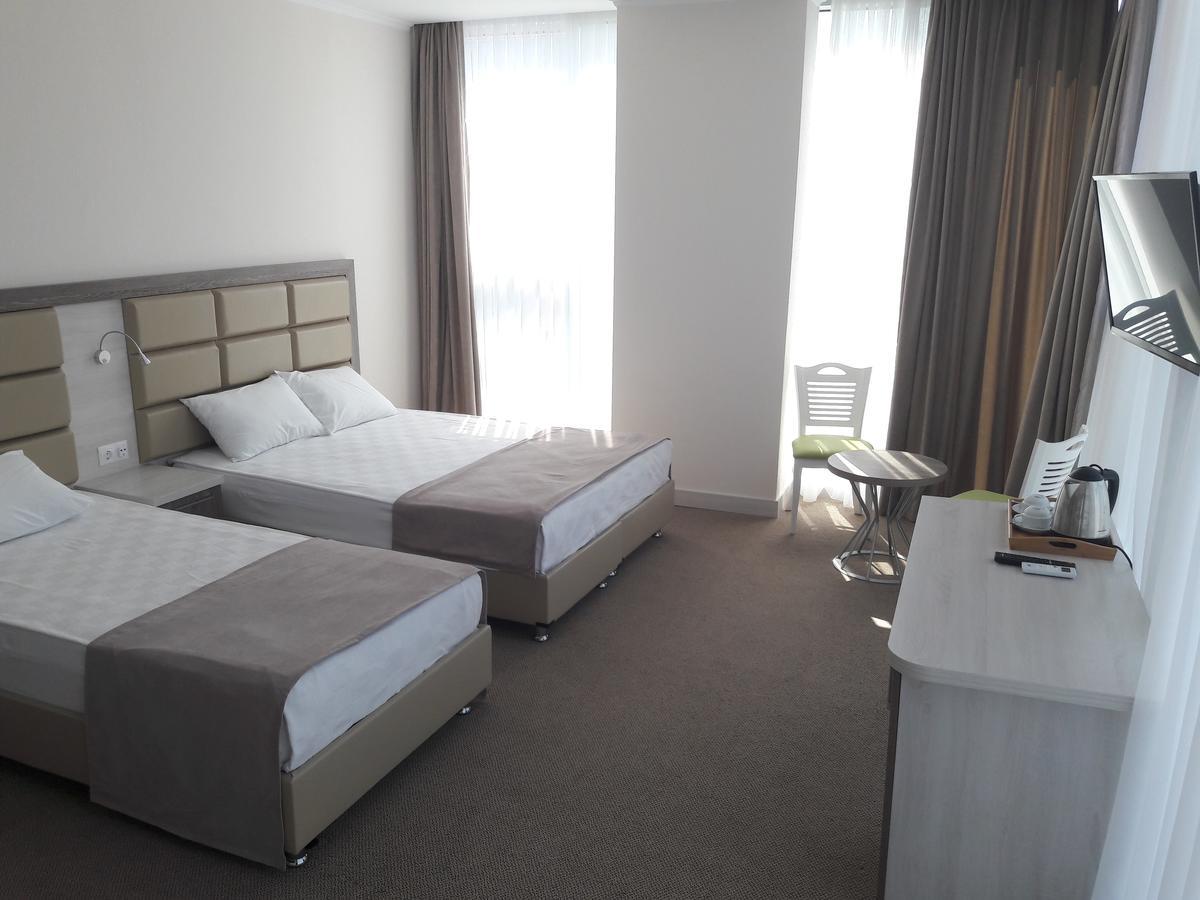 Hotel Green Glass Batumi Esterno foto