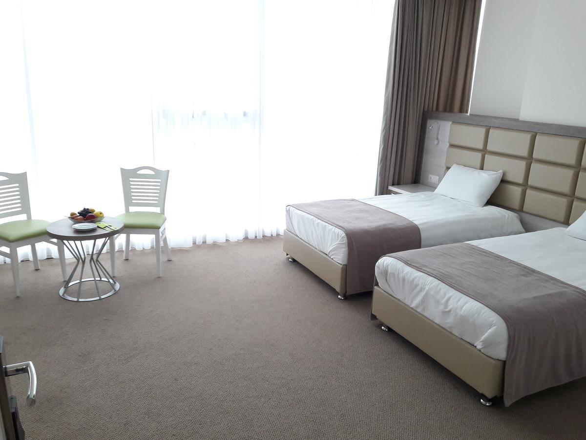 Hotel Green Glass Batumi Esterno foto