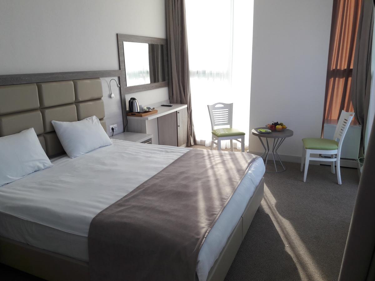 Hotel Green Glass Batumi Esterno foto