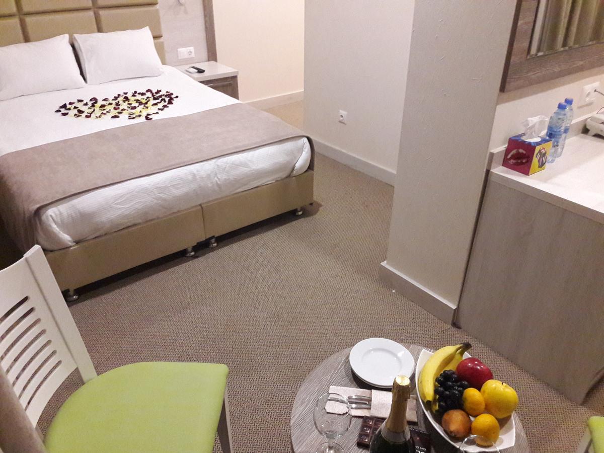 Hotel Green Glass Batumi Esterno foto