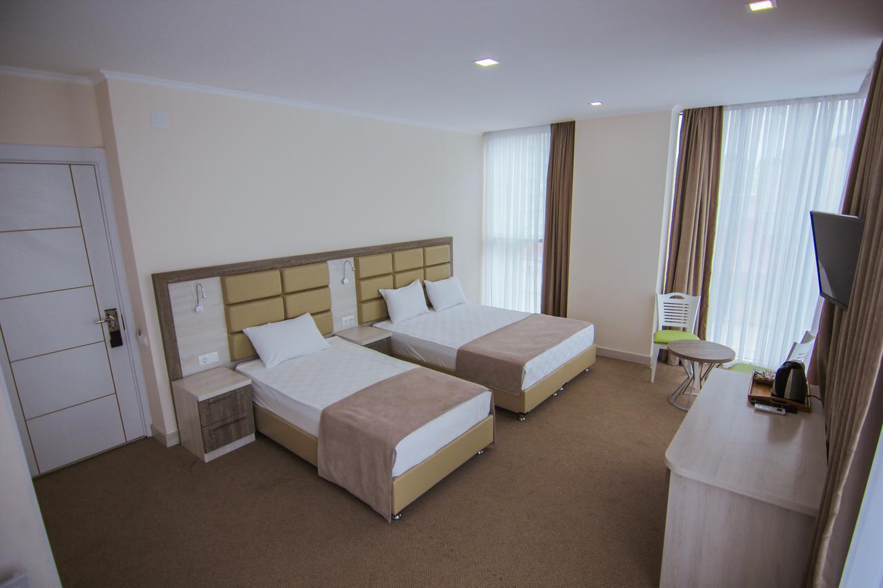Hotel Green Glass Batumi Esterno foto