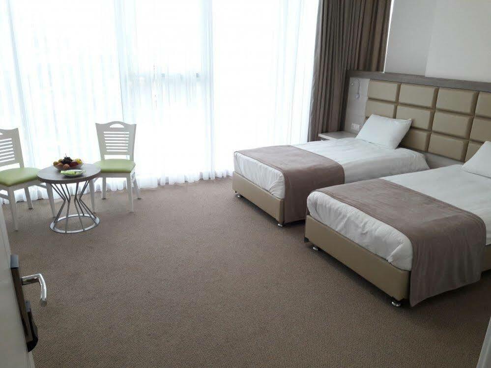 Hotel Green Glass Batumi Esterno foto