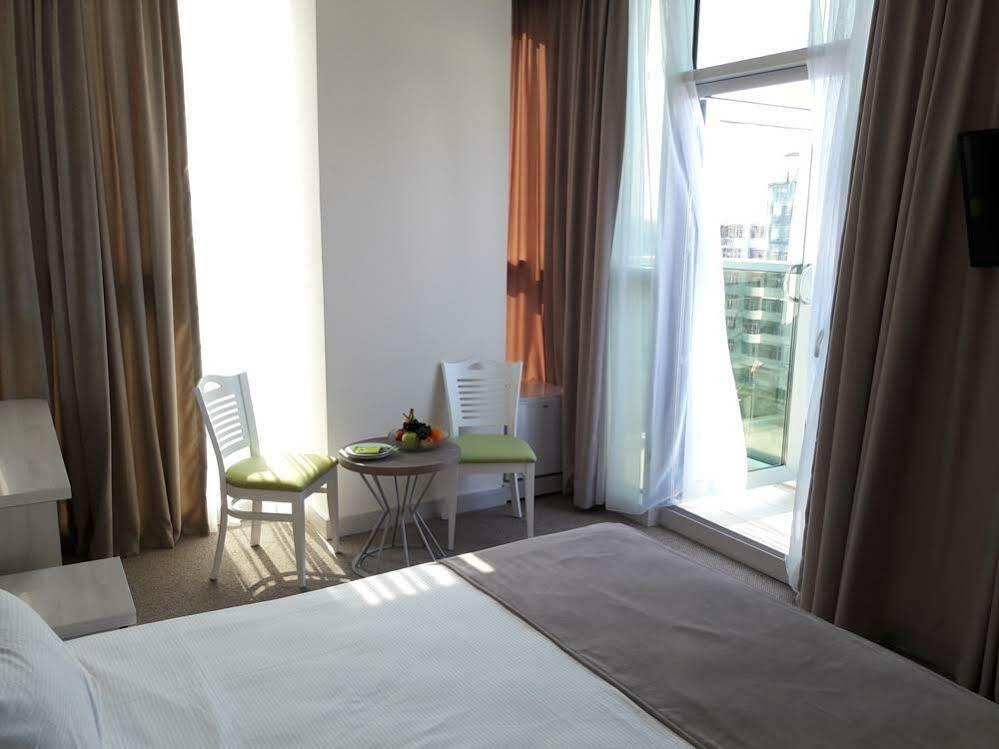 Hotel Green Glass Batumi Esterno foto