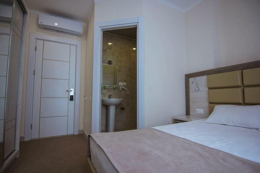Hotel Green Glass Batumi Esterno foto