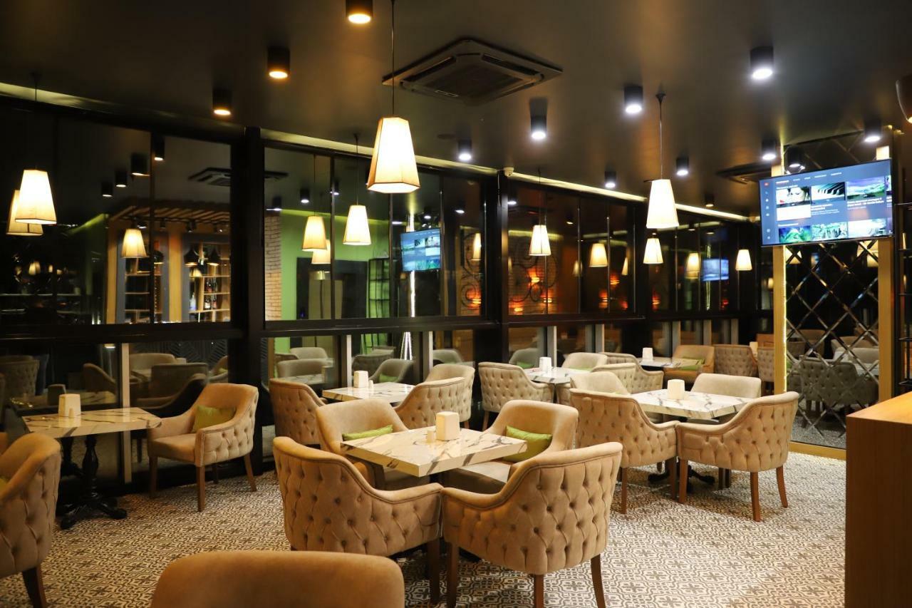 Hotel Green Glass Batumi Esterno foto